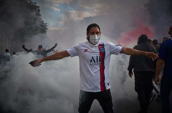 La distancia social pasó a segundo plano en París tras el inicio de la final de Champions League.