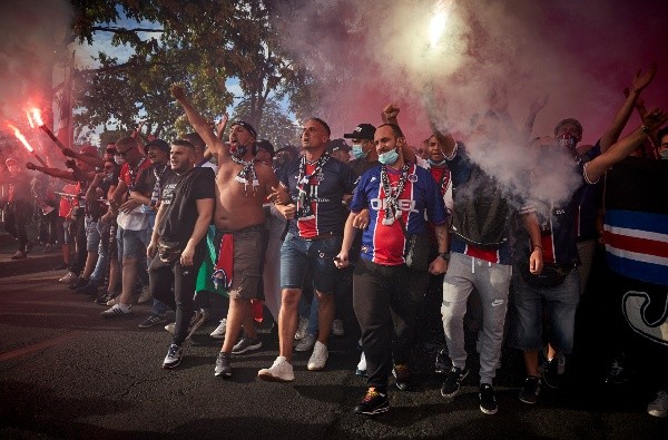 Los hinchas del PSG apoyan a su equipo en la calles de París.