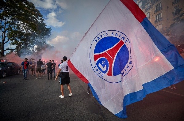Los fanáticos parisino salieron con banderas, camisetas y decenas de merchandising a apoyar a su equipo en las calles de París.