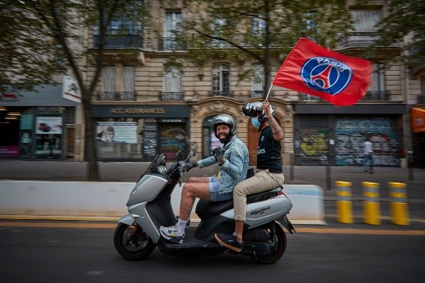 Banderas, lienzos, y camisetas del PSG inundan las principales calles de la capital de Francia.