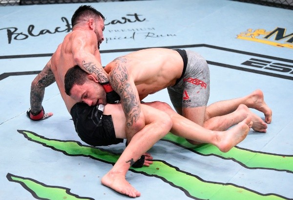 Los derribos fueron otra de las armas de Edgar, pero Munhoz no esperaba un segundo en volver a ponerse de pie. Foto: Getty Images