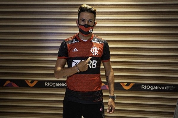 Mauricio Isla con la camiseta del Mengao