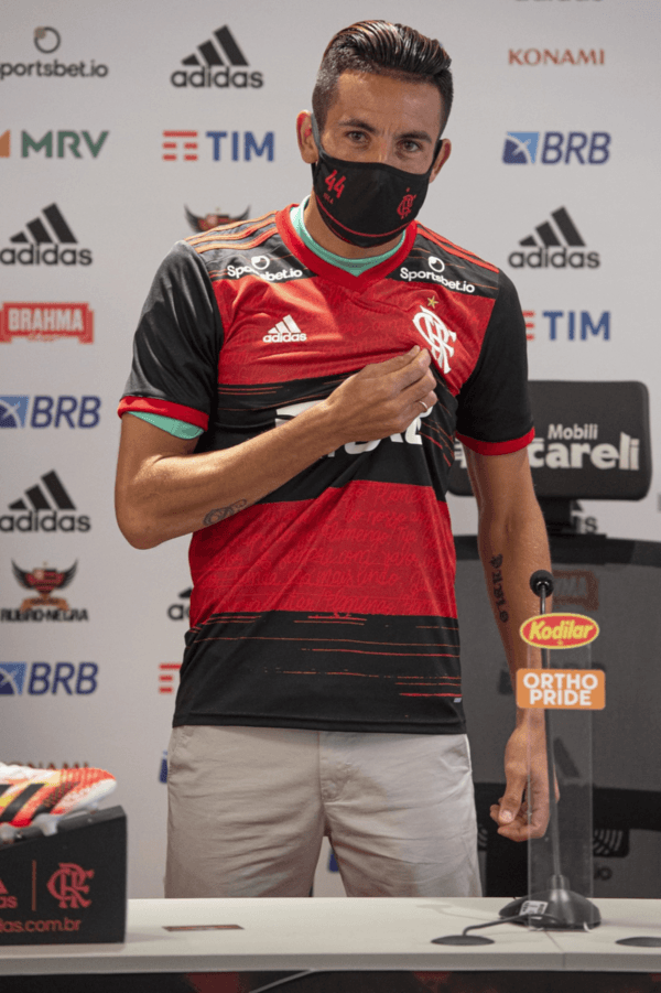 Mauricio Isla en su presentación como refuerzo de Flamengo. | Foto: Flamengo
