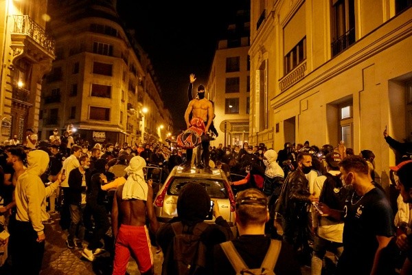 Los hinchas del PSG no aguantaron la frustración de la derrota y destrozaron todo a su paso, incendiando autos y destruyendo locales. Foto: Getty Images