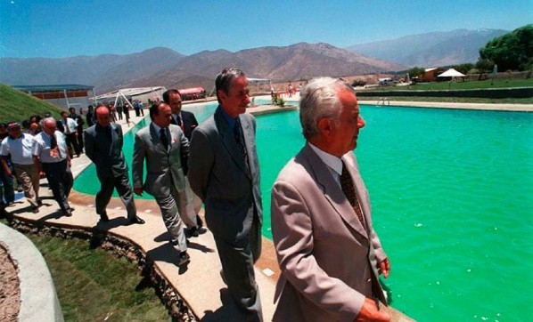 Doctor Orozco muestra la piscina de la Ciudad Azul (Archivo)