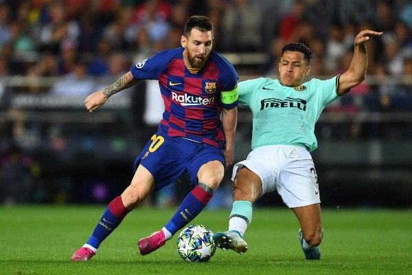 Lionel Messi ante Alexis Sánchez en Champions League (Getty Images)