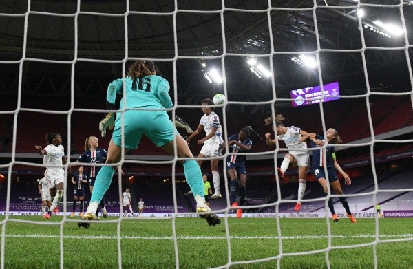 Tiane Endler tapó todo, pero en el gol del Lyon no tuvo nada que hacer. Foto: Getty Images