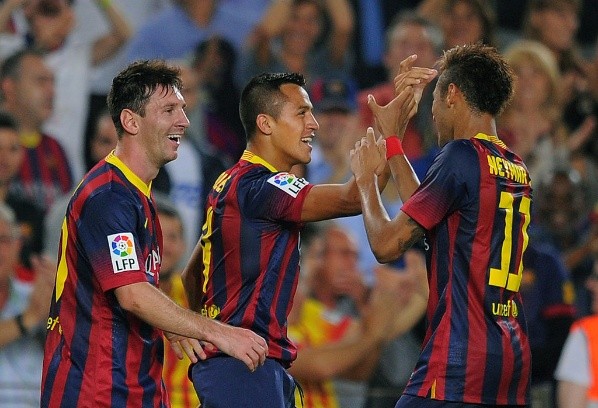 BARCELONA, SPAIN - OCTOBER 26: Alexis Sanchez (C) of FC Barcelona celebrates with Lionel Messi (L) and Neymar after scoring his team's 2nd goal during the La Liga match between FC Barcelona and Real Madrid CF at Camp Nou stadium on October 26, 2013 in Barcelona, Spain. (Photo by Denis Doyle/Getty Images)-Not Released (NR)