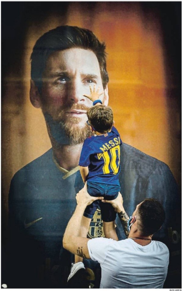 La Vanguardia imprimió la portada más emotiva, con un pequeño que se arrima a la imagen de Lionel Messi