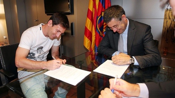 Messi y Bartomeu firmando uno de los tantos contratos del argentino en Barcelona - Getty