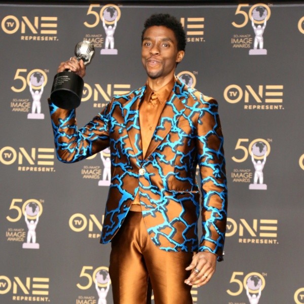 Chadwick Boseman siendo premiado en 2019, donde ya lucía delgado. | Foto: Getty Images