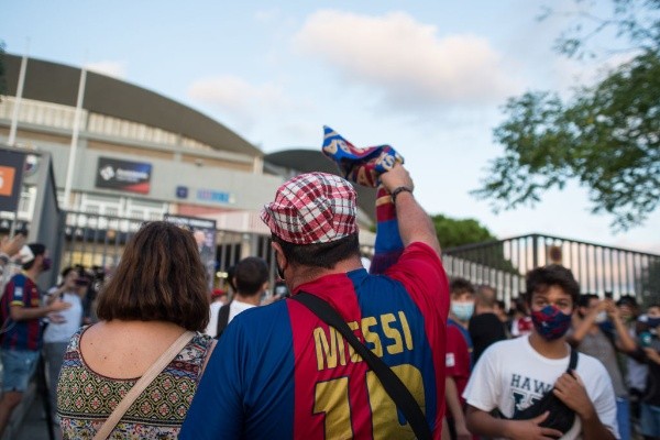 Los hinchas de Barcelona se manifiestan por Messi - Getty