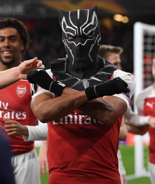 El jugador del Arsenal dio la vuelta al mundo tras festejar como Pantera Negra sus goles ante Rennes en Europa League.