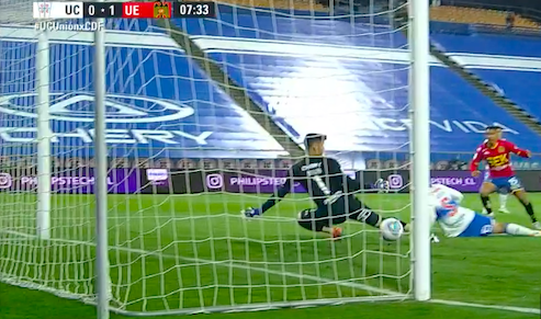 Dituro no tuvo opciones de detener el balón. Foto: CDF