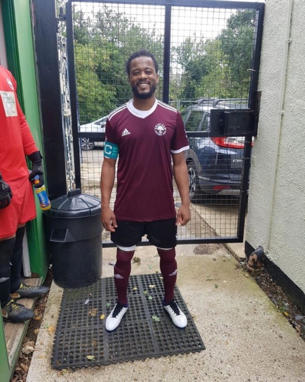 El francés de 39 años fichó con el Brentham FC para ponerse a tono para el evento benéfico de la UNICEF en Old Trafford.