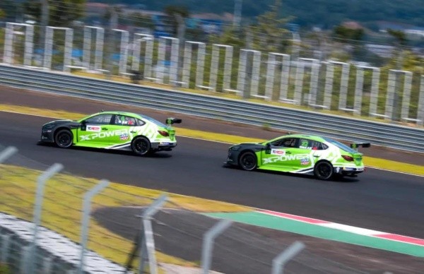 El MG 6 X Power tiene el doble de potencia y torque que la versión de calle.