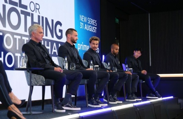De izquierda a derecha, el entrenador del Tottenham J
   osé Mourinho y los futbolistas 
   Hugo Lloris, Heung-Min Son, Lucas Moura y Dele Alli durante la presentación del documental sobre el equipo. Foto: Getty Images