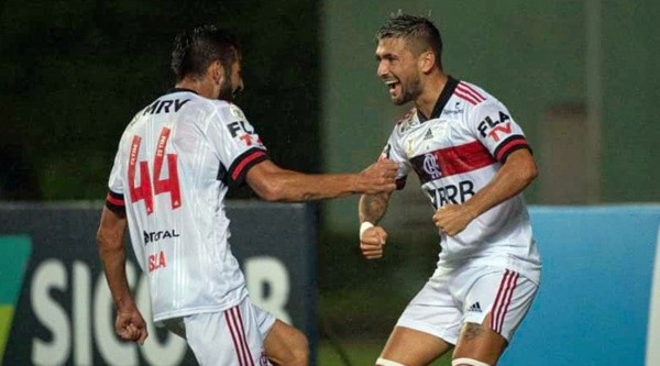 Mauricio Isla aportó dos pases gol en la victoria de Flamengo sobre Bahía, que marcó su debut como titular. Foto: Flamengo