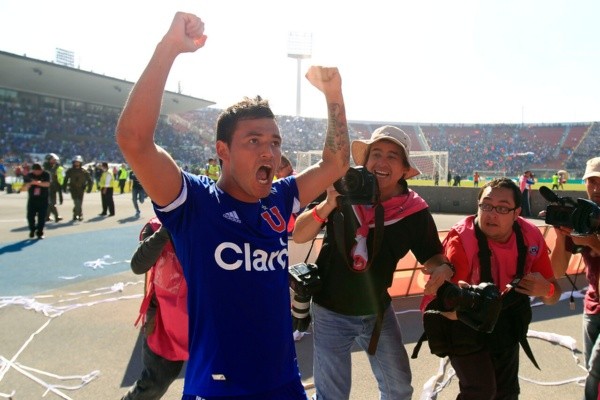 Charles Aránguiz fue clave en el último triunfo de la U ante Colo Colo - AgenciaUno