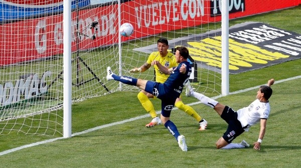 Ángelo Henríquez dejó con vida el balón que terminaría convirtiéndose en el empate de Gonzalo Espinoza. Foto: Agencia Uno