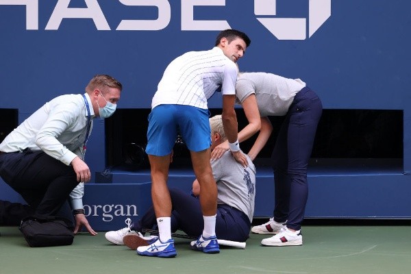Djokovic ayudando a la jueza asistente que golpeó - Getty