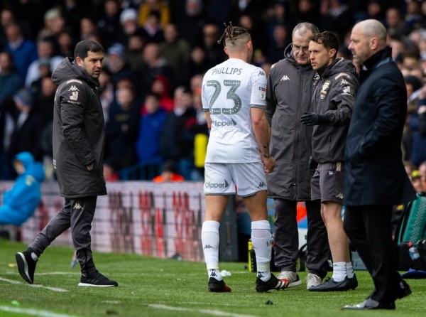 Marcelo Bielsa dándole instrucciones a Kalvin Phillips en el Leeds United. | Foto: Getty Images