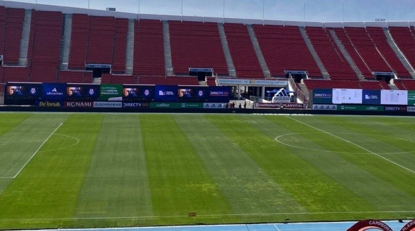 Se destaca la presencia de pantallas gigantes junto al campo de juego, que mostrarán al público azul. Foto: Christopher Antúnez