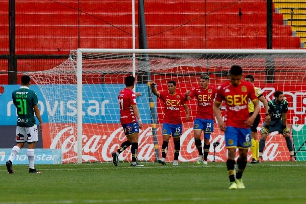 Unión Española festeja el 2-1 frente a Wanderers y trepa.