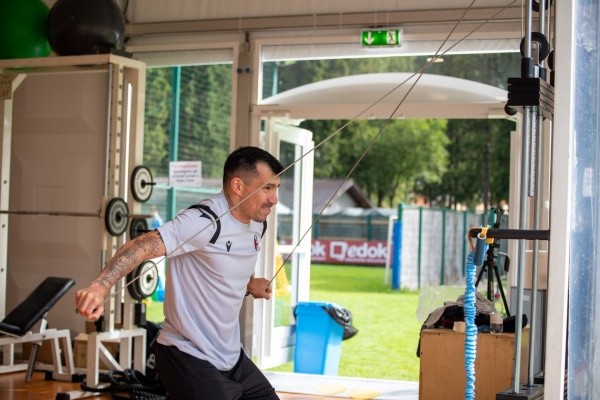 Gary Medel se lesiona en Bologna Gary Medel se lesiona en Bologna