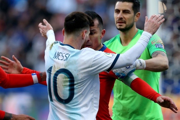 En aquella ocasión, Messi quiso cancherear a Medel, pero el chileno no se achicó y por poco se van a las manos. Foto: Getty Images
