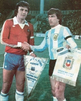 Elías Figueroa y Daniel Passarella, los capitanes de ese amistoso (Estadio)