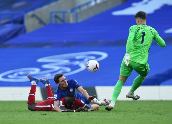 Christensen derribó a Mané y se ganó la roja, dejando al Chelsea con 10 a falta de todo el segundo tiempo. Foto: Getty Images