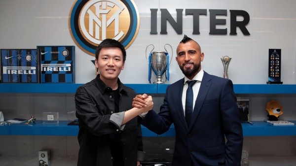 Arturo Vidal firmó su nuevo contrato en Inter de Milán junto al mandamás del cuadro lombardo, Steve Zhang. Foto: Inter