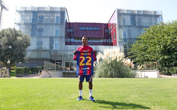 Ansu Fati posando con la camiseta 22 - Barcelona