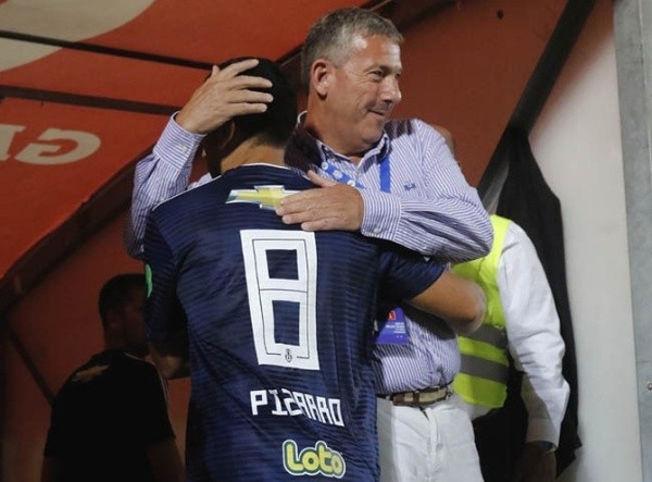 Carlos Heller abraza a David Pizarro en 2018 (Agencia Uno)