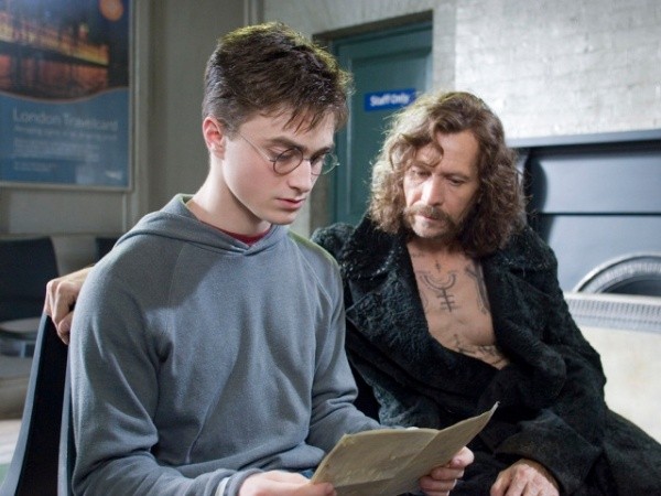 Harry Potter (Daniel Radcliffe) junto a Sirius Black (Gary Oldman).