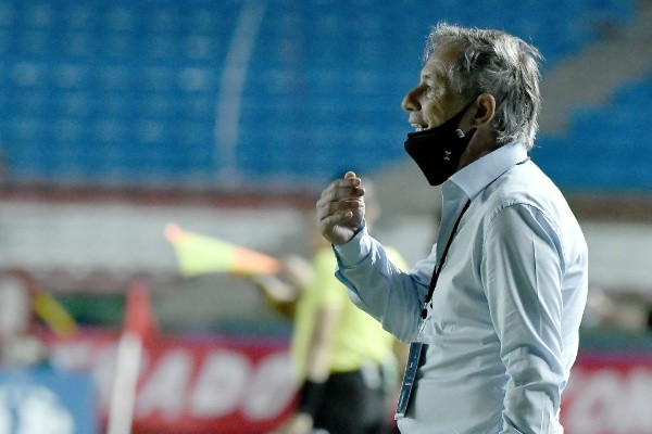 El técnico Cruzado dijo que aún tienen opciones de avanzar en la Copa Libertadores. (FOTO: Getty)