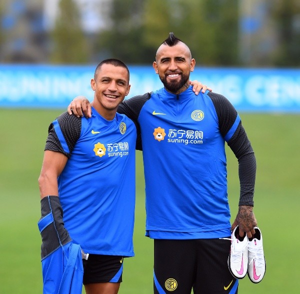 Alexis y Arturo se reencontraron en el Inter esta semana y podrían tener este sábado su primer duelo juntos en Europa. (Foto: Getty)