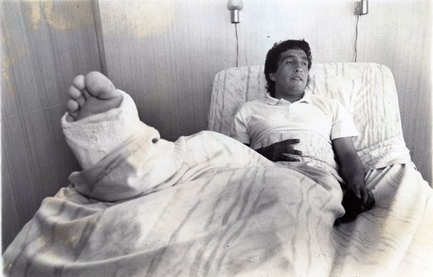 Mario Lepe convalece en una habitación tras ser operado de una lesión en su pierna. | Foto: Fortín Mapocho.