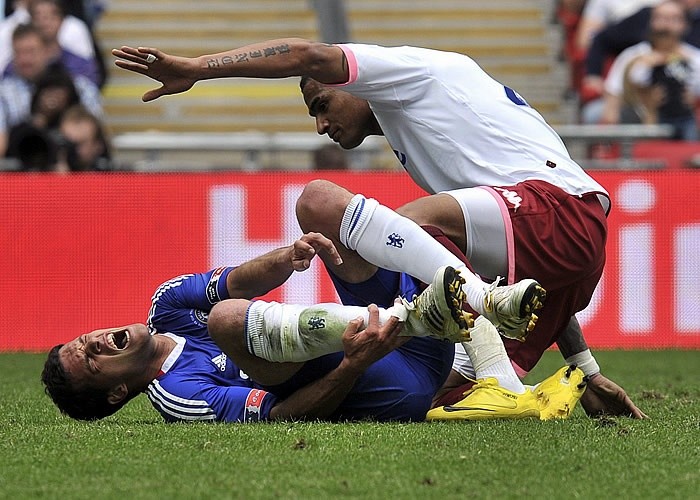 Una fuerte entrada deKevin Prince Boateng dejó al volante de la Selección alemana fuera de Sudáfrica 2010.