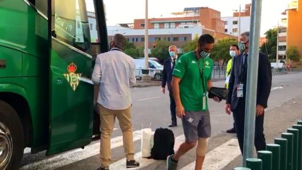 Claudio Bravo llegó con la rodilla totalmente vendada y generó la preocupación del Betis y la Roja. Foto: El Desmarque