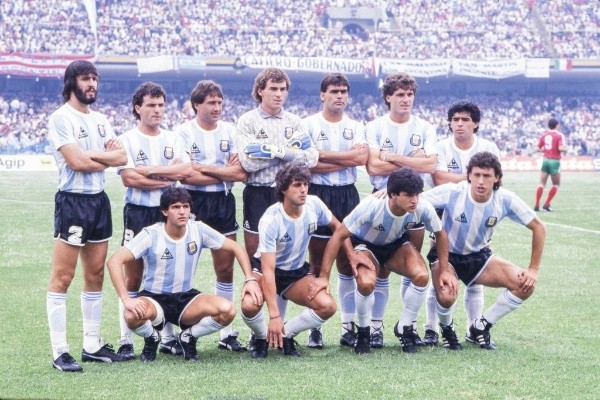 Maradona y Borghi en la última fecha de la fase de grupos ante Bulgaria. El 10 aparece en la esquina superior derecha, mientras que el Bichi se ve abajo, en el segundo lugar de derecha a izquierda. Foto: Getty Images