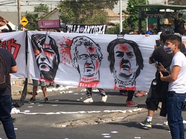 Un tétrico lienzo en protesta de Blanco y Negro emanó de la visita que desarrolló esta mañana la Garra Blanca al estadio Monumental