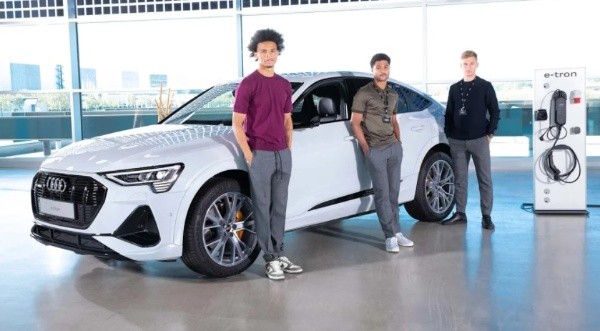 El plantel del Bayern probó los vehículos eléctricos en pista tras una breve introducción del equipo de Audi.
