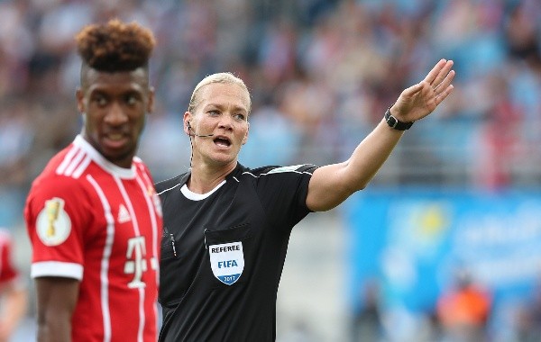 La jueza de 41 años podría anunciar su retiro del fútbol tras dirigir el Bayern vs Dortmund de este miércoles.