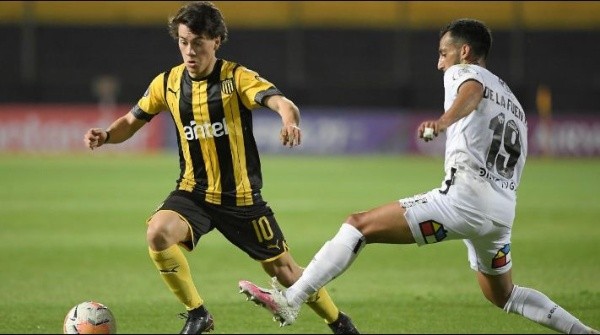 Los albos cayeron por 3-0 ante Peñarol, pero increíblemente aún siguen con opciones de avanzar en Copa Libertadores.