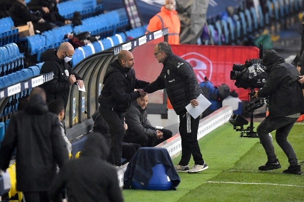 Guardiola y Bielsa reencontrándose en la previa del encuentro. (Foto: Getty)