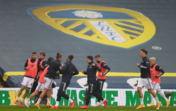 Los jugadores del Leeds trabajan bajo la lluvia. (Foto: Getty)