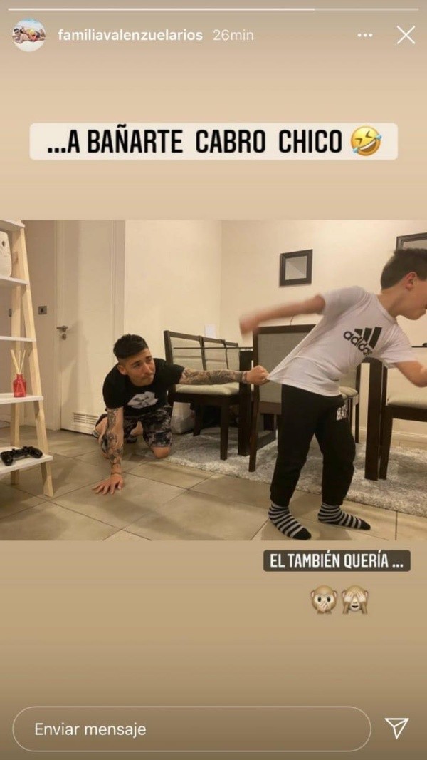 La broma de Valenzuela y su agarrón de camiseta a Bolados. Foto: Instagram