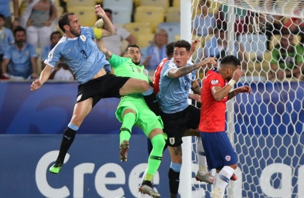 Diego Godín llega anotando de cabeza y amenaza a la golpeada defensa de la Roja. Foto: Agencia Uno